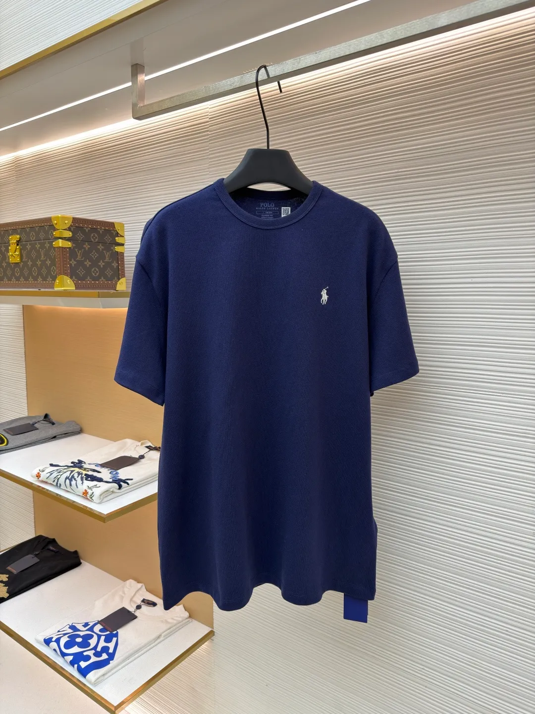 Ralph Lauren logo embroidered short sleeves ●Original version: Purchased and developed for 990 ●Item number: 1682483-X80 ●Material: linen soft plain fabric ●Technology: embroidery production ●Color: navy ●Version: Fitted version ●Weight: about 295 grams ●Size: S-M-L-XL ●Description: Customized cotton and linen soft plain fabric, delicate touch, comfortable and skin-friendly, with deep black as the main color Exquisite red pony logo is embellished throughout. It is highly recognizable. It brings an atmosphere of freedom and vitality. A symphony of pure and smart colors. It outlines a high-end outline with extreme simplicity and becomes the smart focus of the vision. It shows taste in silence and adopts imported machine embroidery technology. It uses advanced computer control system and precise mechanical components to realize the iconic pony embroidery operation. High precision. The lines are smooth and delicate. The fabrics have been washed. It has a better hand feel and texture. It is not easy to deform and not shrink. Not easy to fade and maintain long-lasting beauty. The overall wiring is straight and delicate, the fabric is comfortable and soft, and the color is consistent without color difference. It can be matched with the same style to create a fashionable look and control various occasions. Customized accessories, complete with three standards, same style for men and women!
